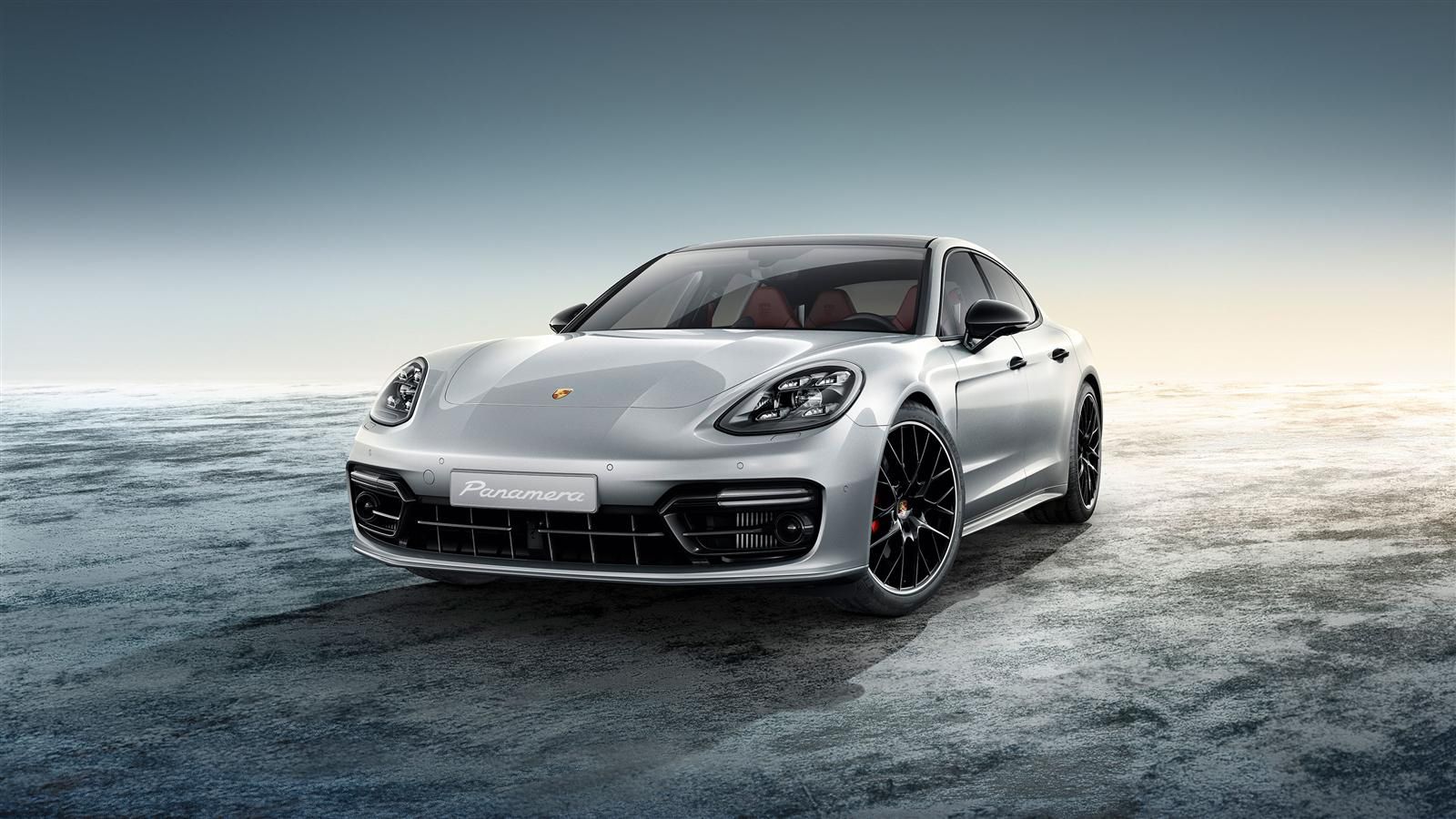 Η έκδοση της Porsche Panamera Turbo έρχεται με έντονες διχρωμίες σε ασημί και μαύρο χρώμα (γρίλιες, χερούλια, πλαϊνοί καθρέπτες).