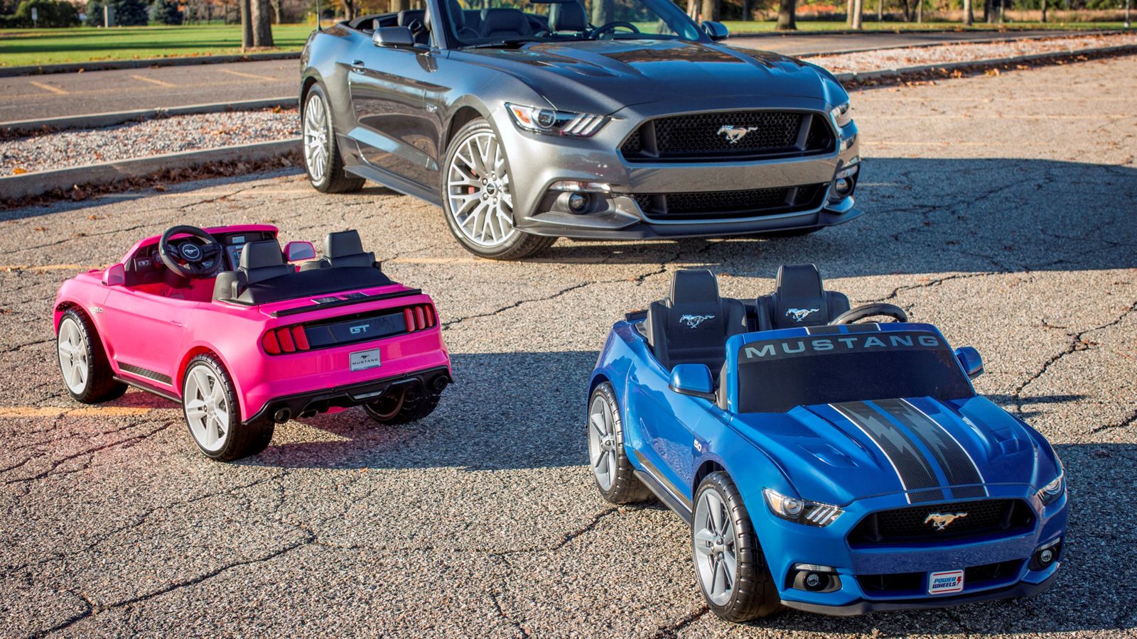Το Power Wheels Smart Drive Mustang βασίζεται στην Mustang GT και ετοιμάζεται για τις αγορές των Χριστουγέννων.