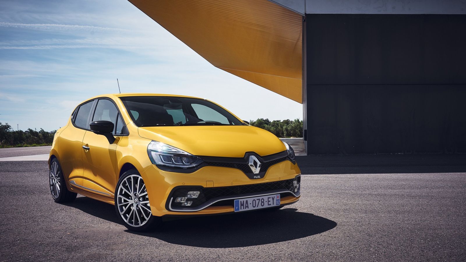 Οι γερμανοί βελτιωτές της Waldow μεταμόρφωσαν το Renault Clio RS 220 Trophy σε ένα μπλε «κτήνος» πίστας.