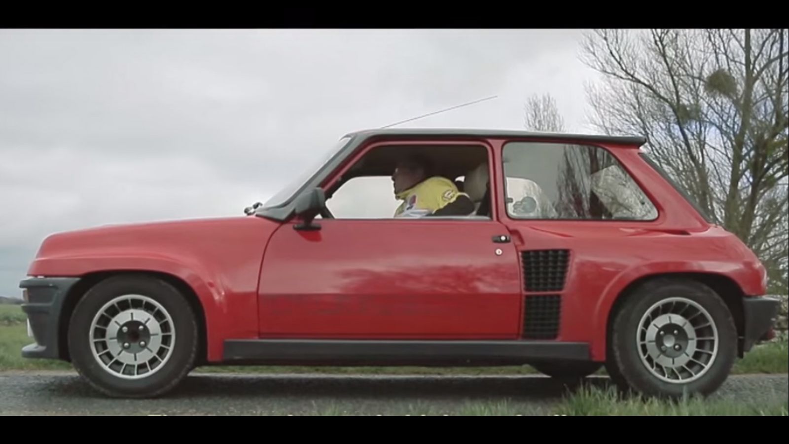 Το Renault 5 Turbo είχε έναν 1.400άρη turbo τοποθετημένο πίσω από τα εμπρός καθίσματα. Είχε απόδοση 160 PS και 221 Nm, ενώ μετέφερε την κίνηση στους π