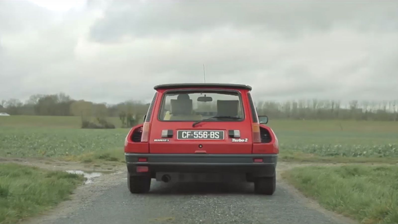 Μιλάμε για 0-100 χλμ./ώρα σε 6,9 δλ. και τελική ταχύτητα 200 χλμ./ώρα. Απόγονος του μοντέλου ήταν το Clio V6 Renault Sport του 2001 των 230 και 255 ίπ