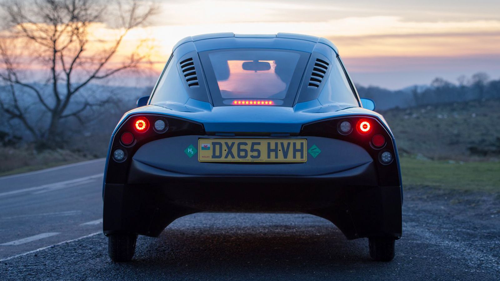 Εξοπλίζεται με μια κυψέλη υδρογόνου 8.5 kW (αντιστοιχεί σε 11 ίππους), η οποία κινεί τον κάθε έναν από τους τέσσερις ηλεκτρικούς κινητήρες που βρίσκον