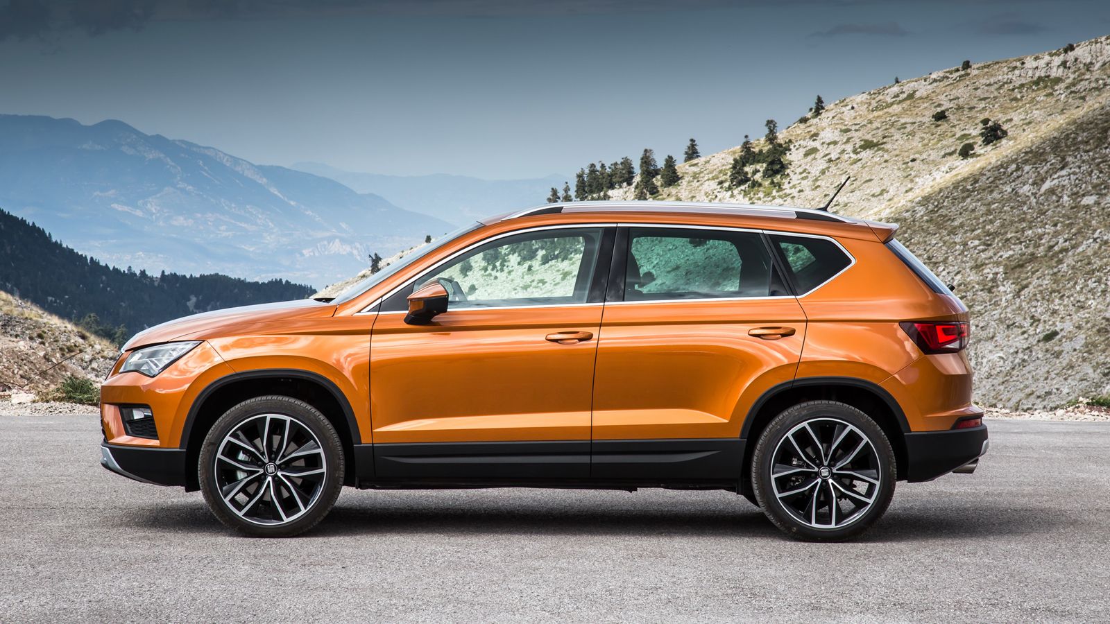 Έντονες ακμές και «καθαρές» επιφάνειες χωρίς έντονο ανάγλυφο, χαρακτηρίζουν το αμάξωμα του νέου SEAT Ateca.