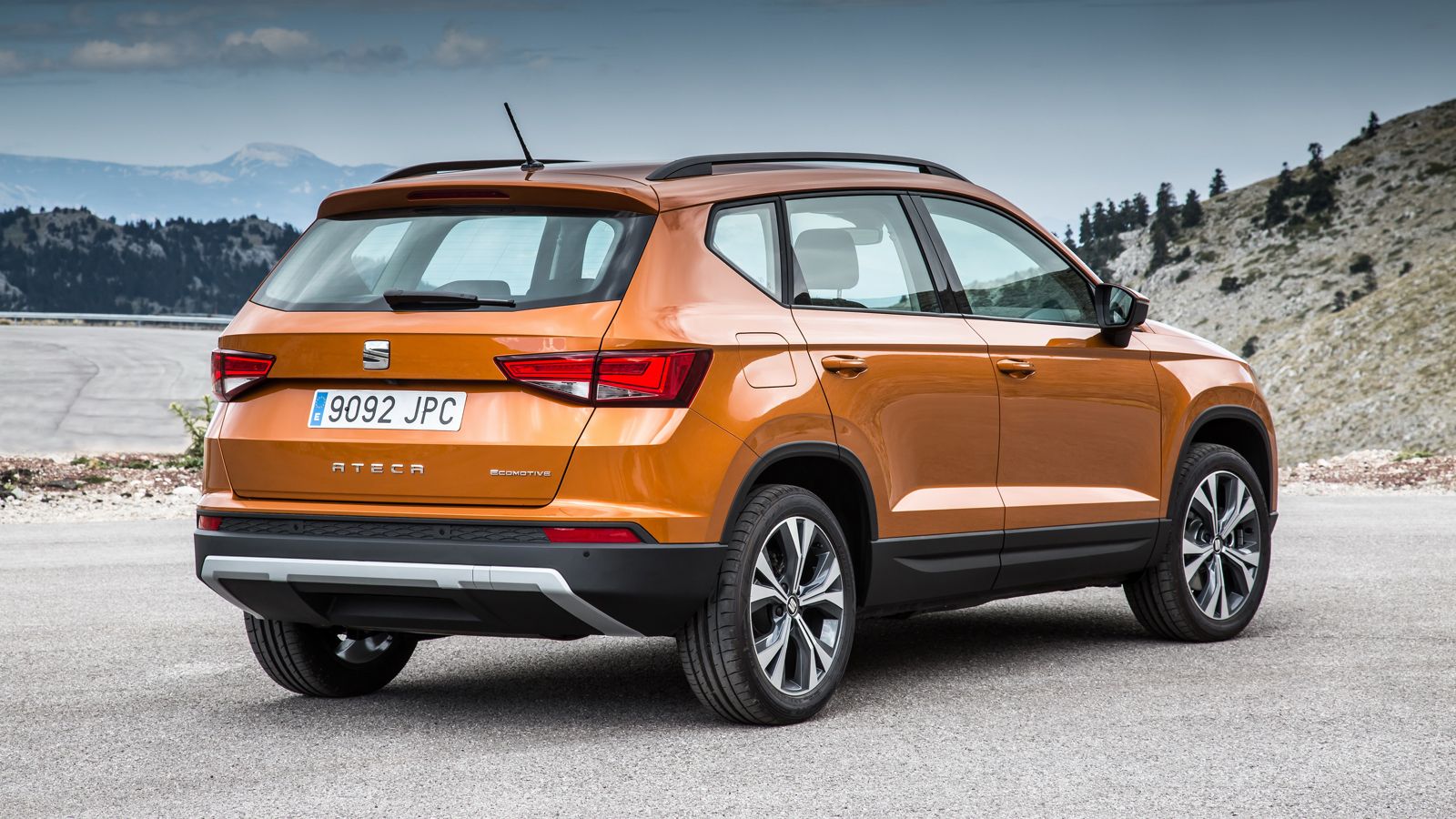 Στο πίσω μέρος κυριαρχούν τα φώτα, τα οποία οριοθετούνται στο άνω μέρος τους από το πλευρικό νεύρο που διατρέχει το αμάξωμα.