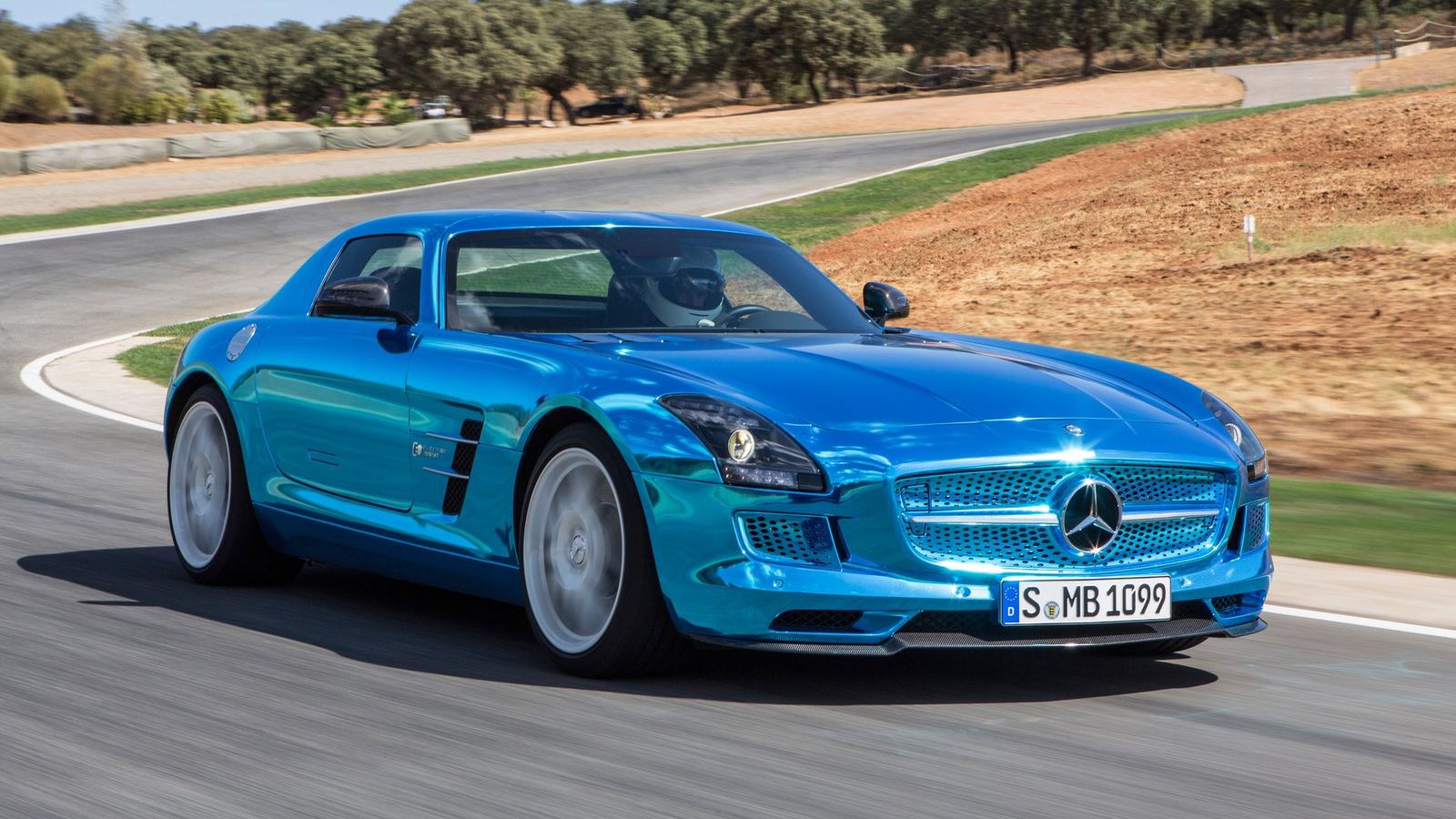 Σε συνέντευξή του το αφεντικό της Mercedes-AMG, Tobias Moers, είπε: «Αν δεν βγάλει η AMG ηλεκτρικό μοντέλο, θα εξαφανιστεί ως φίρμα.» (στη φωτό η SLS 
