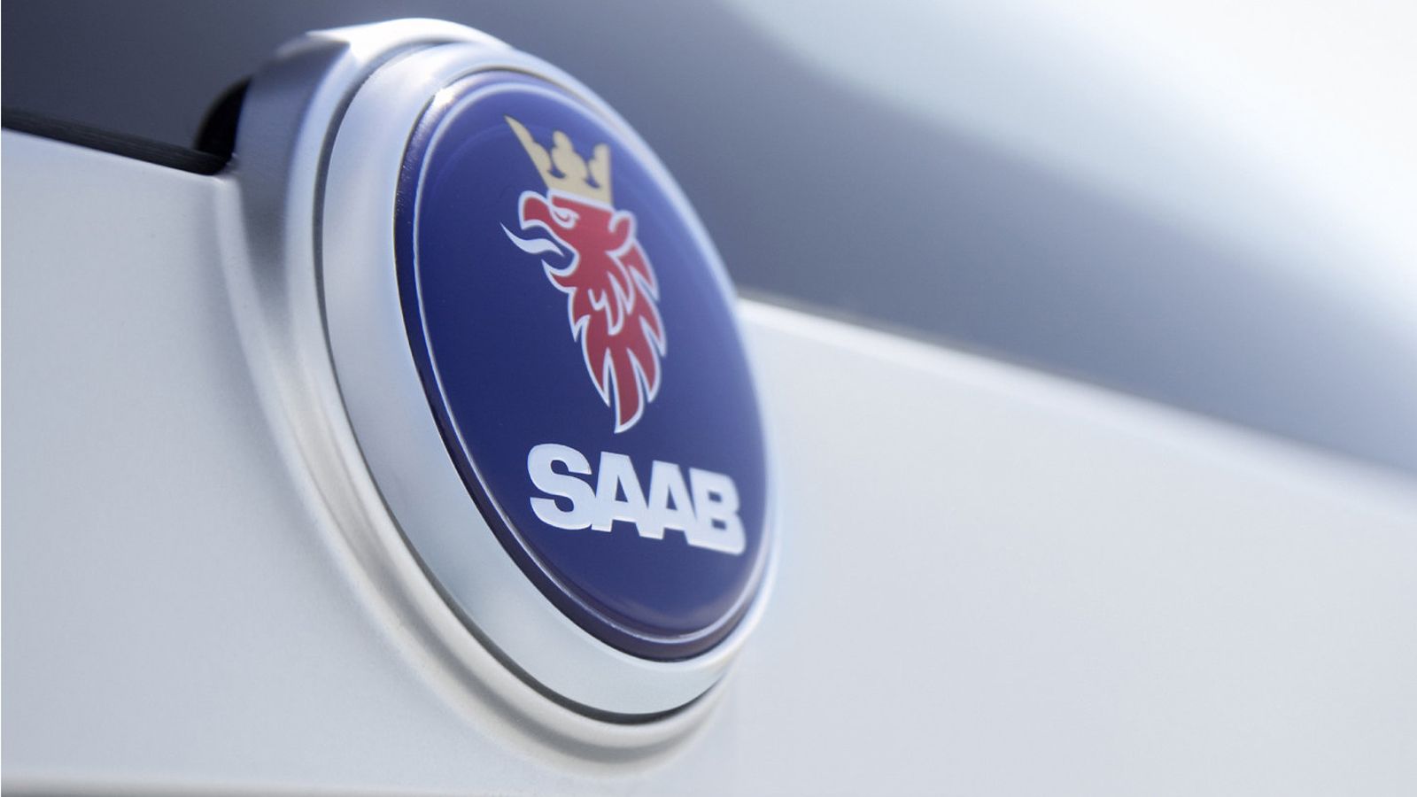 Η Saab AB που κατέχει το εμπορικό σήμα της Saab, δεν επιτρέπει στην NEVS να χρησιμοποιήσει το λογότυπο και το όνομα της Saab. 
