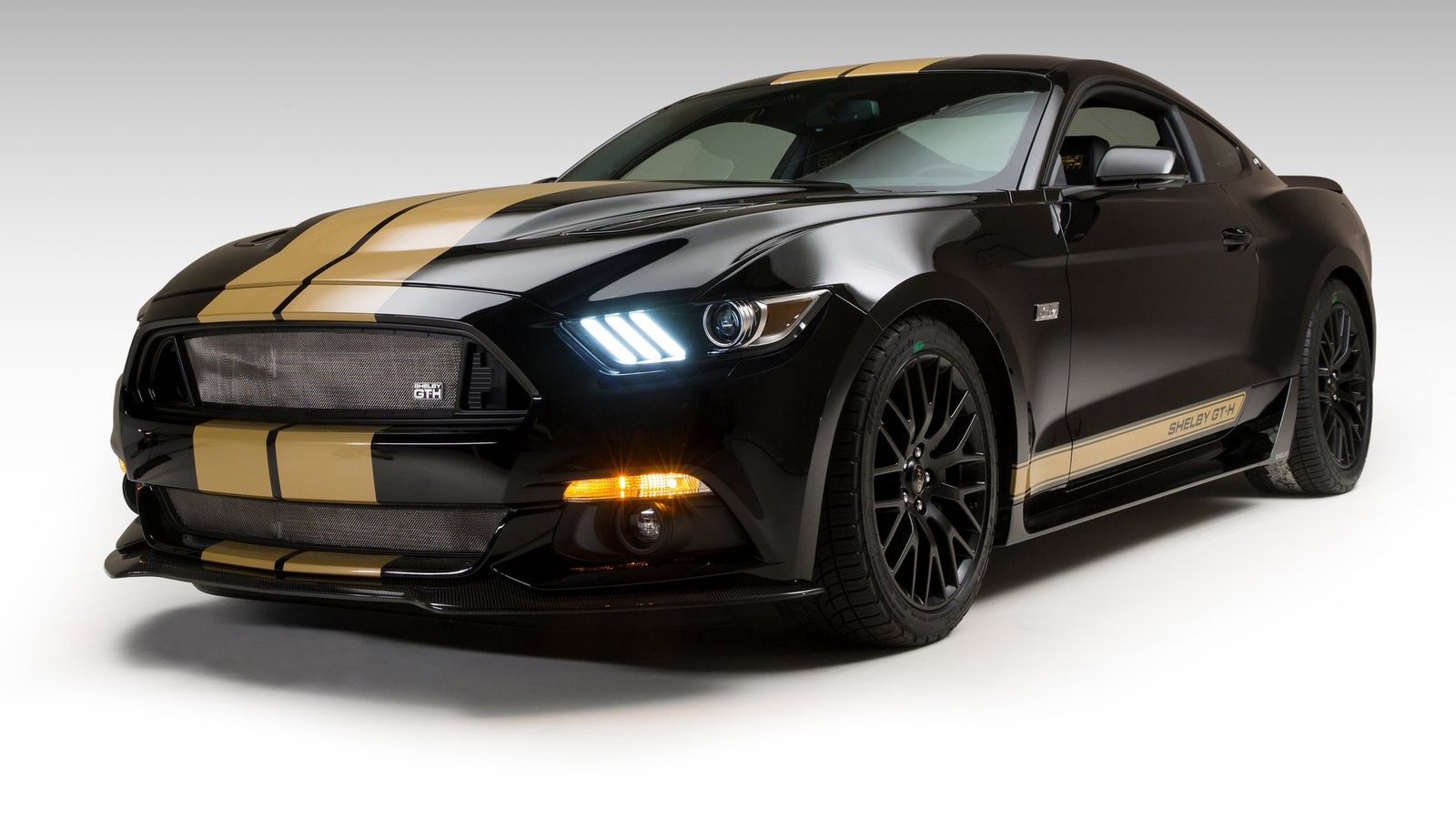 50 χρόνια μετά την Shelby GT350-H, ένα αγωνιστικό όχημα προς ενοικίαση, οι Ford, Hertz και Shelby ενώνουν ξανά τις δυνάμεις τους και γιορτάζοντας, παρ