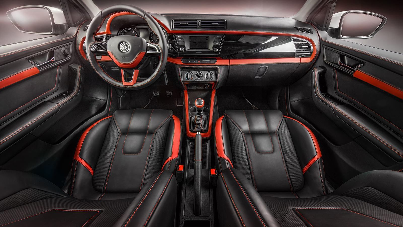 Η Carlex επένδυσε σχεδόν όλο το σαλόνι της Skoda Fabia με υψηλής ποιότητας δίχρωμο δέρμα. Για μια ακόμα φορά θαυμάζουμε την επιδεξιότητα, την τεχνογνω