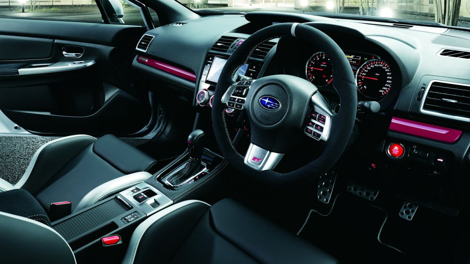 Στο εσωτερικό ξεχωρίζουν τα νέα σπορ μπάκετ καθίσματα της Recaro, αλλά και οι κόκκινες επενδύσεις στο ταμπλό.