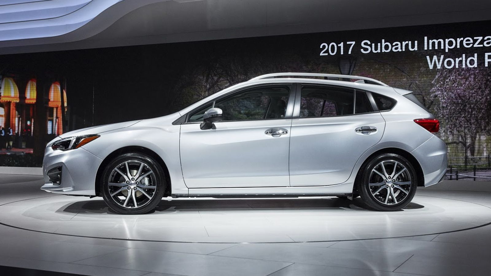 Σε σχέση με πριν, το νέο Impreza διαθέτει μεγαλύτερο μεταξόνιο κατά 25,4 χλστ., με το αμάξωμά του να είναι φαρδύτερο κατά 38,1 χλστ. και μακρύτερο κατ
