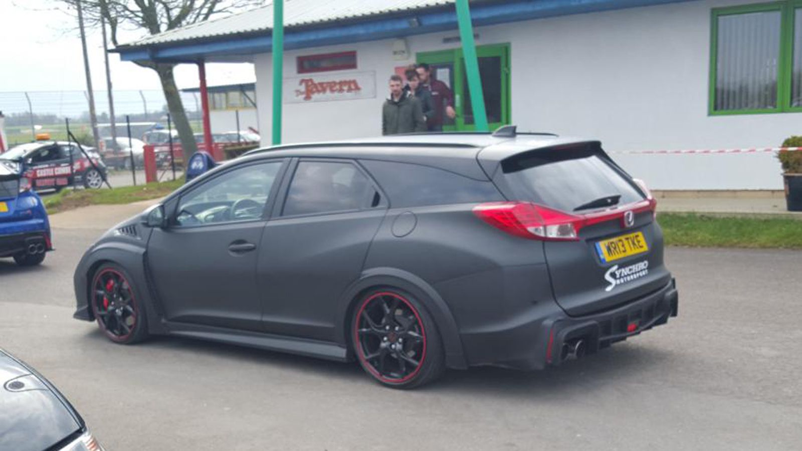 Οι άνθρωποι της Synchro Motorsport έβαλαν στο καυτό wagon τους και το μπροστικό body kit του Type R, ενώ πίσω έβαλαν διαχύτη με 4 απολήξεις, ενώ δεν ξ
