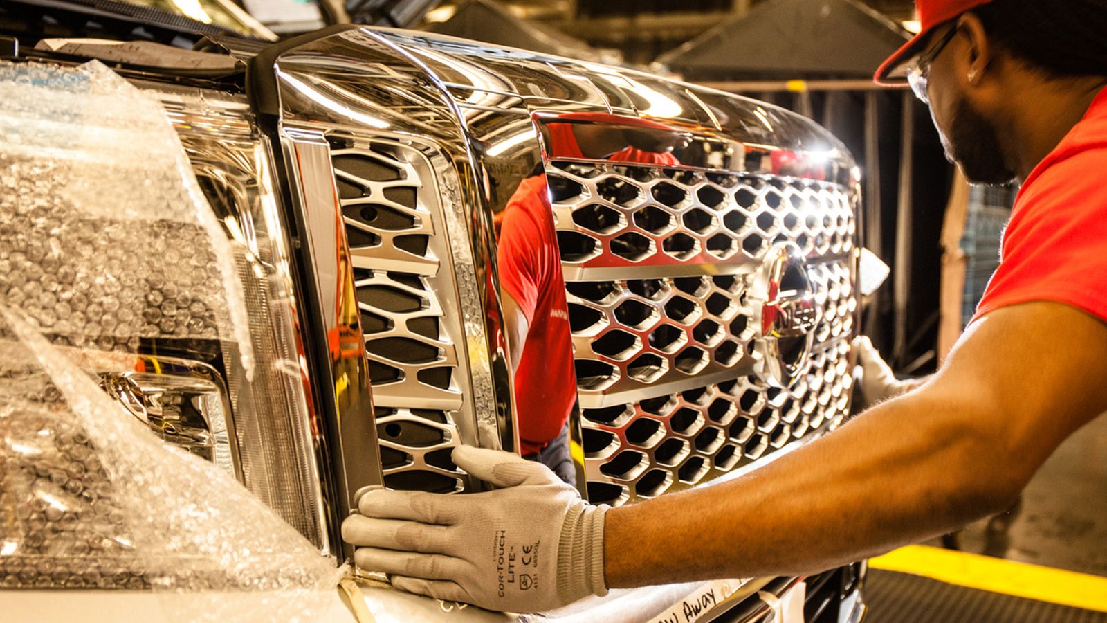 Ελκτική ικανότητα άνω των 5 τόνων υπόσχεται η Nissan ενώ εφοδιάζει το Titan με V8 turbo diesel κινητήρα χωρητικότητας 5 λτ. με απόδοση 310 ίππων.