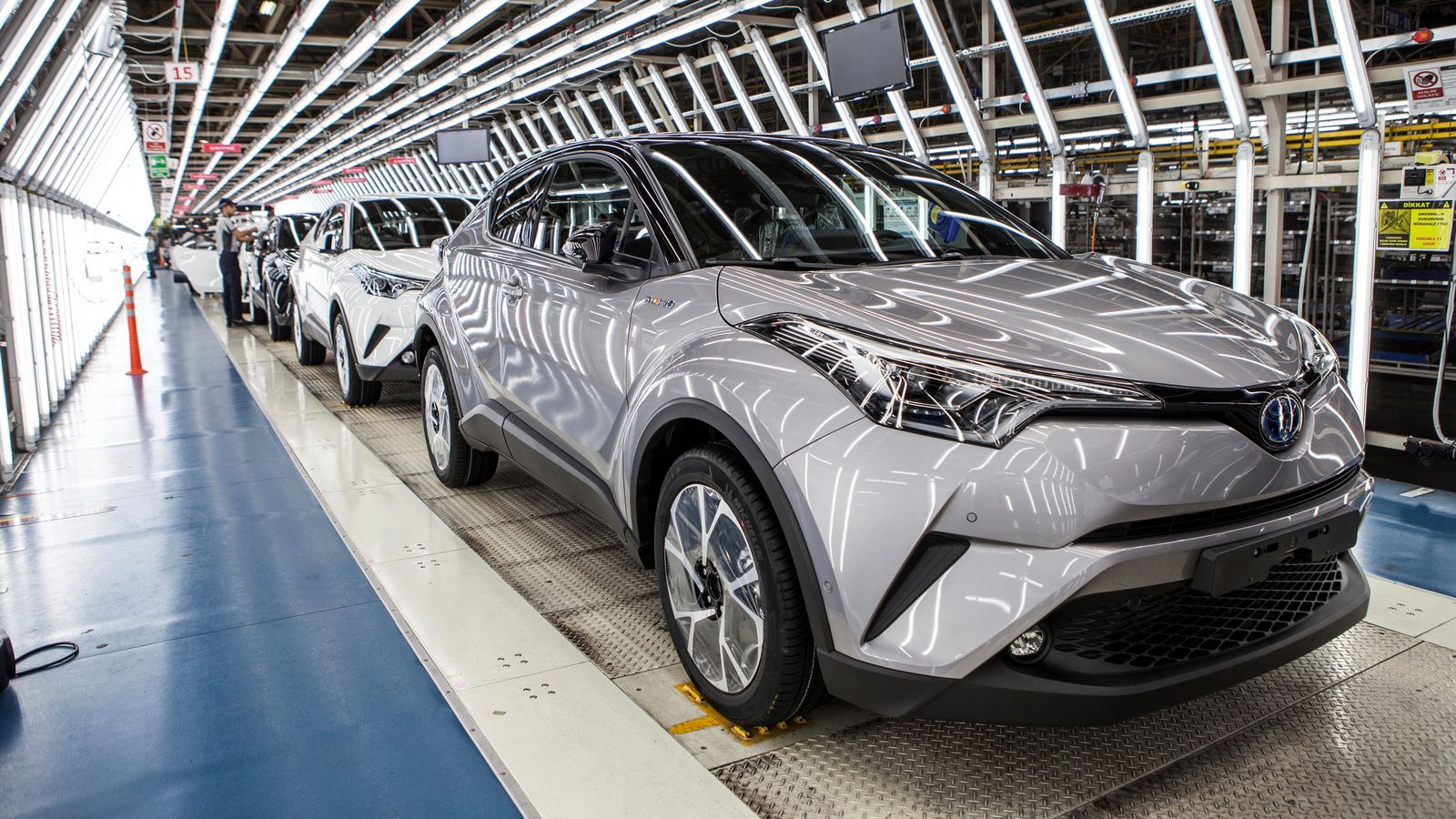 Το νέο Toyota C-HR έχει προγραμματιστεί να αρχίσει την εμπορική του καριέρα στη χώρα μας στις αρχές του επόμενου έτους, ενώ μόλις ξεκίνησε η παραγωγή 