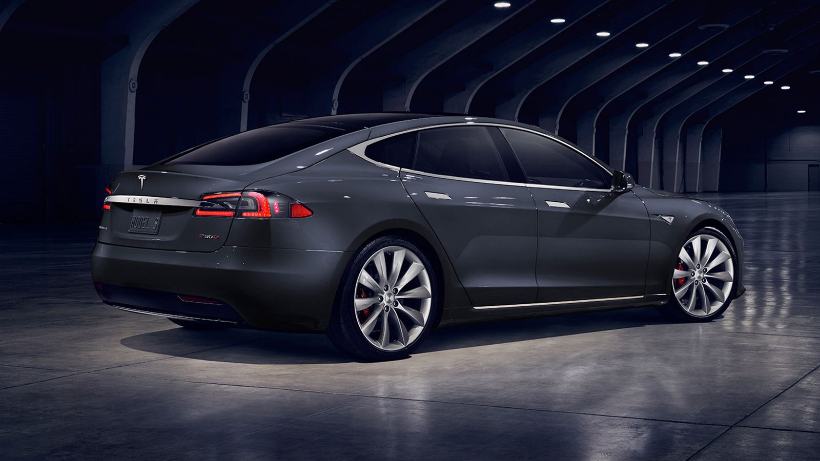 Στη βάση της γκάμας παραμένει το πισωκίνητο Tesla Model S P70D με την μπαταρία των 70 kWh, ενώ στην κορυφή βρίσκεται εκ νέου το 4κίνητο Tesla Model S 
