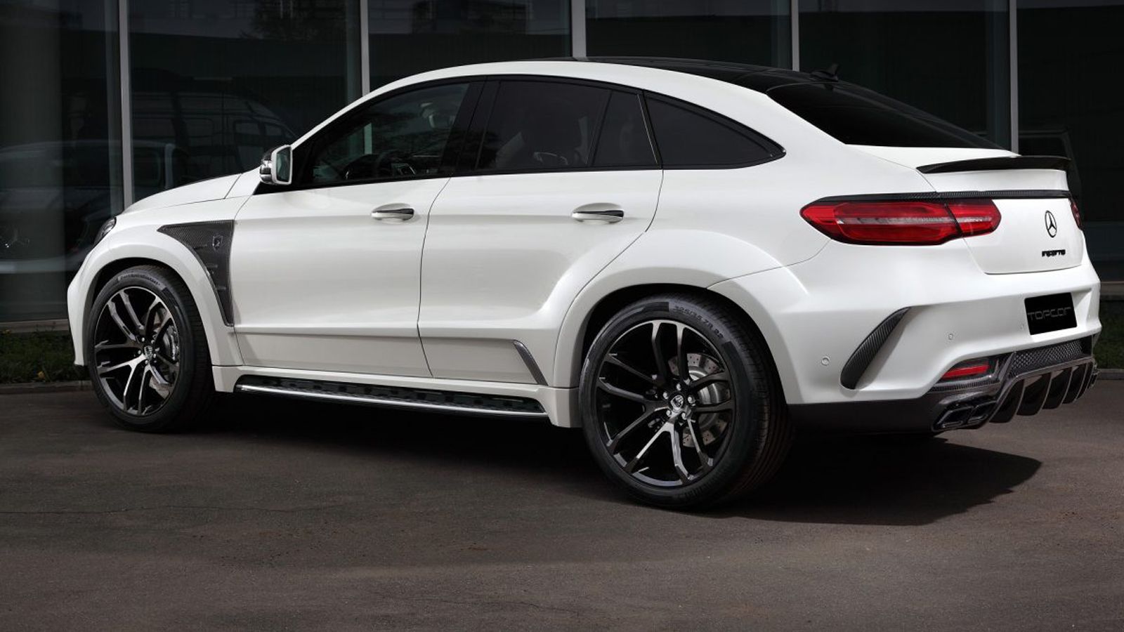 Οι ζάντες είναι 22 ιντσών για το λευκό GLE Coupe