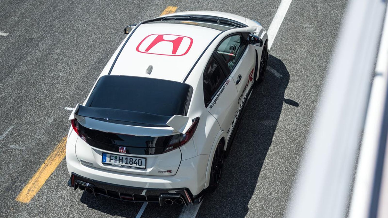 Στο Estoril της Πορτογαλίας, τελευταία στιγμή έκατσε στο τιμόνι του Type R, ο οδηγός του safety car της πίστας, Bruno Correia, και έκανε τον εκπληκτικ