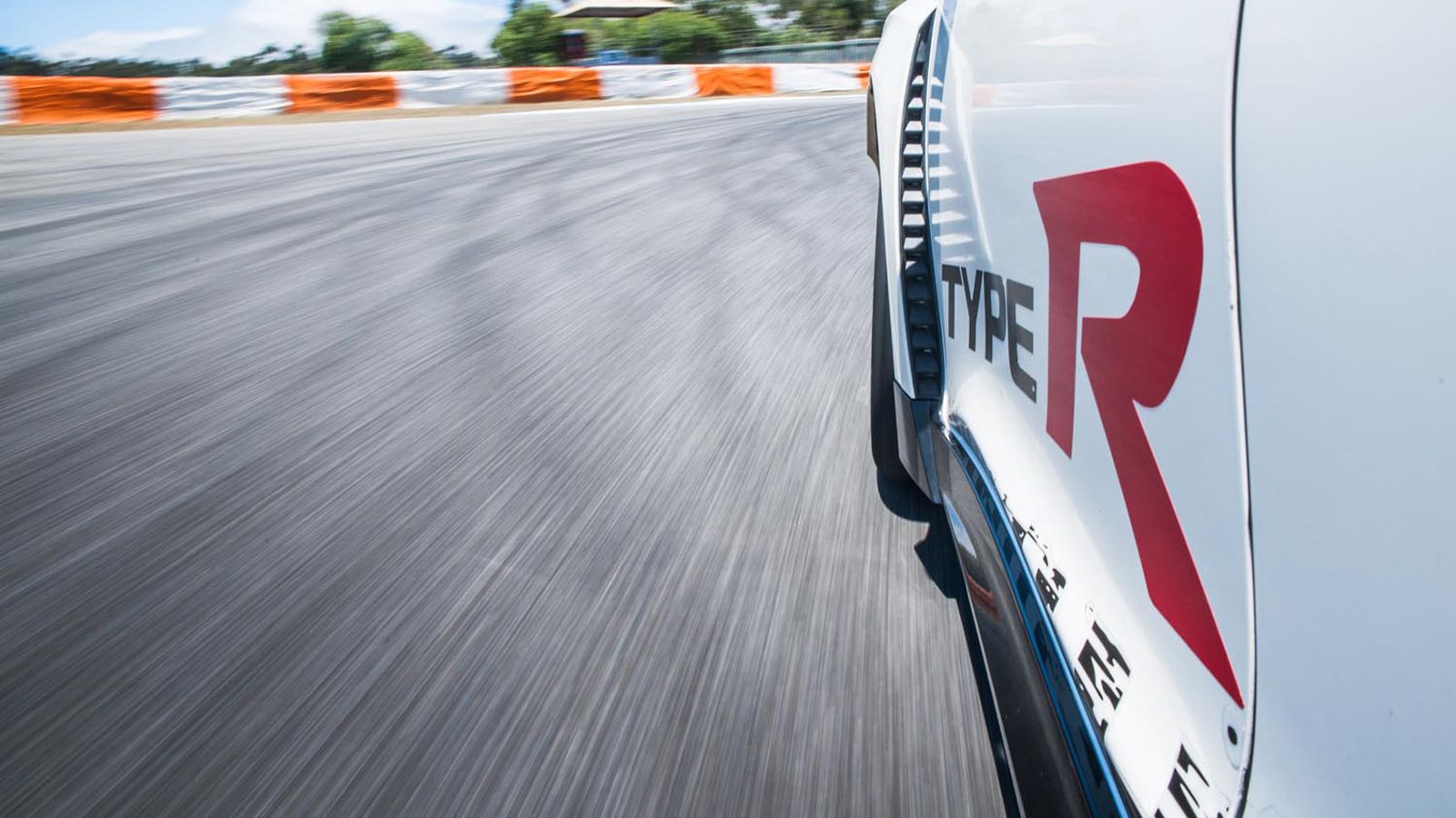 Η Honda τονίζει πως και οι πέντε προσπάθειες έγιναν με ένα stock Civic Type R. Όχι μόνο δεν έχει μηχανικές τροποποιήσεις, αλλά φόραγε και ελαστικά δρό