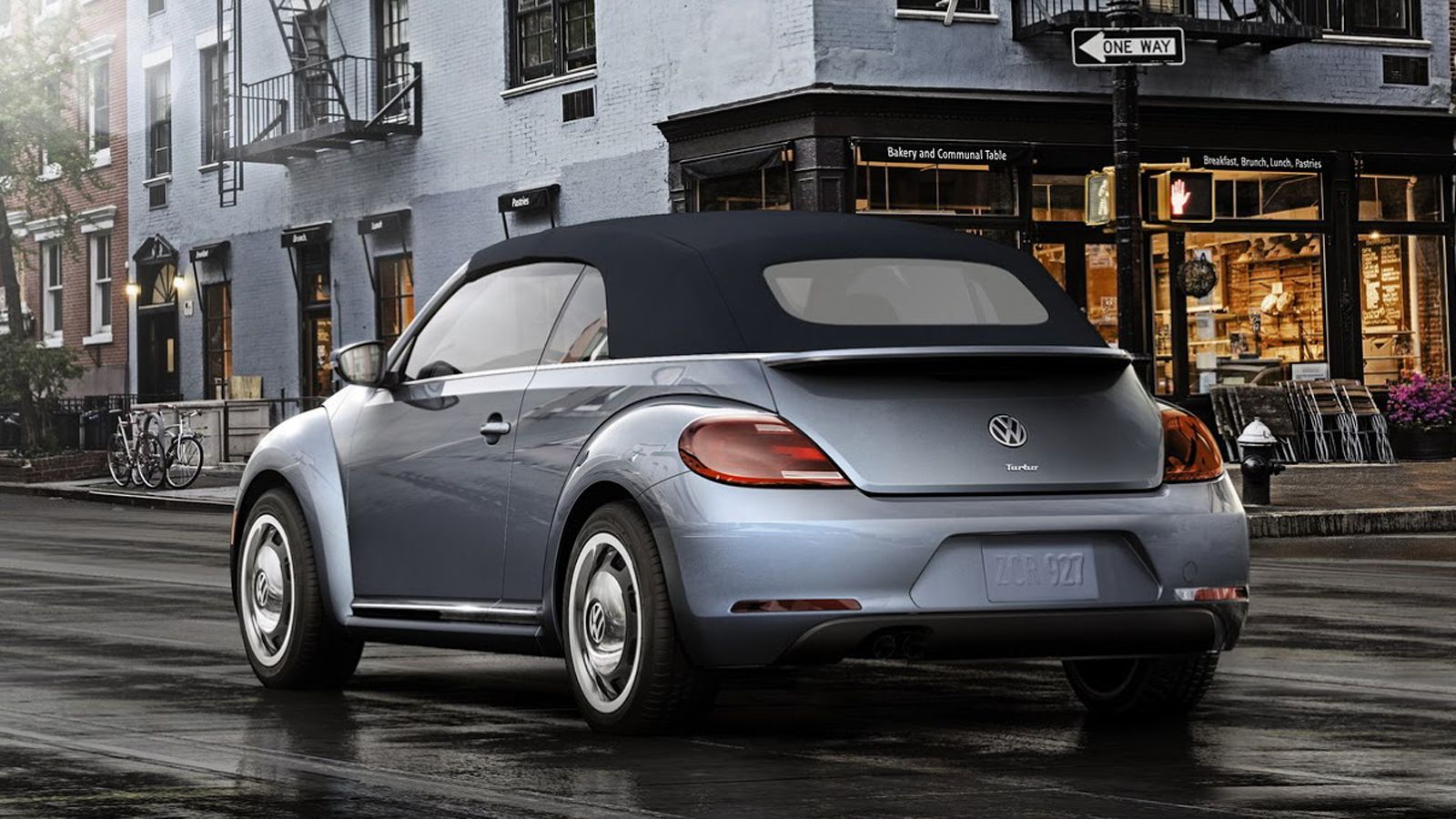 Η Dark Blue υφασμάτινη οροφή του Volkswagen Beetle Convertible Denim είναι φτιαγμένη από ένα νέο υλικό που μοιάζει με τζιν. 