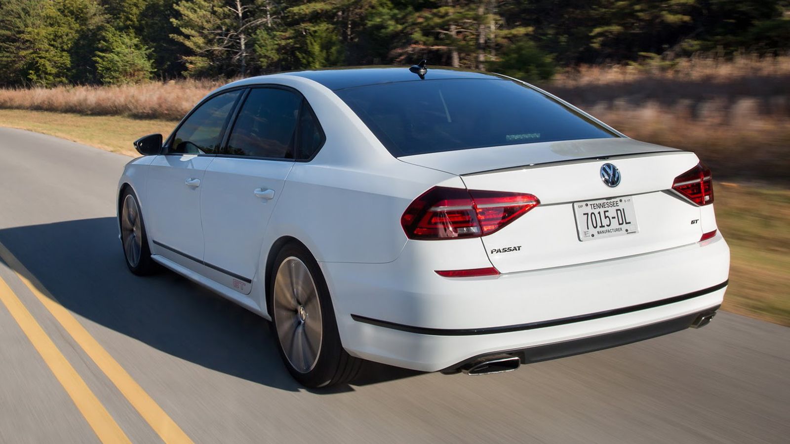 Το Passat GT Concept διαθέτει νέο bodykit, διπλές τραπεζοειδείς απολήξεις εξατμίσεων, χαμηλότερη ανάρτηση, νέα γρίλια, LED φωτιστικά σώματα, μαύρες λε