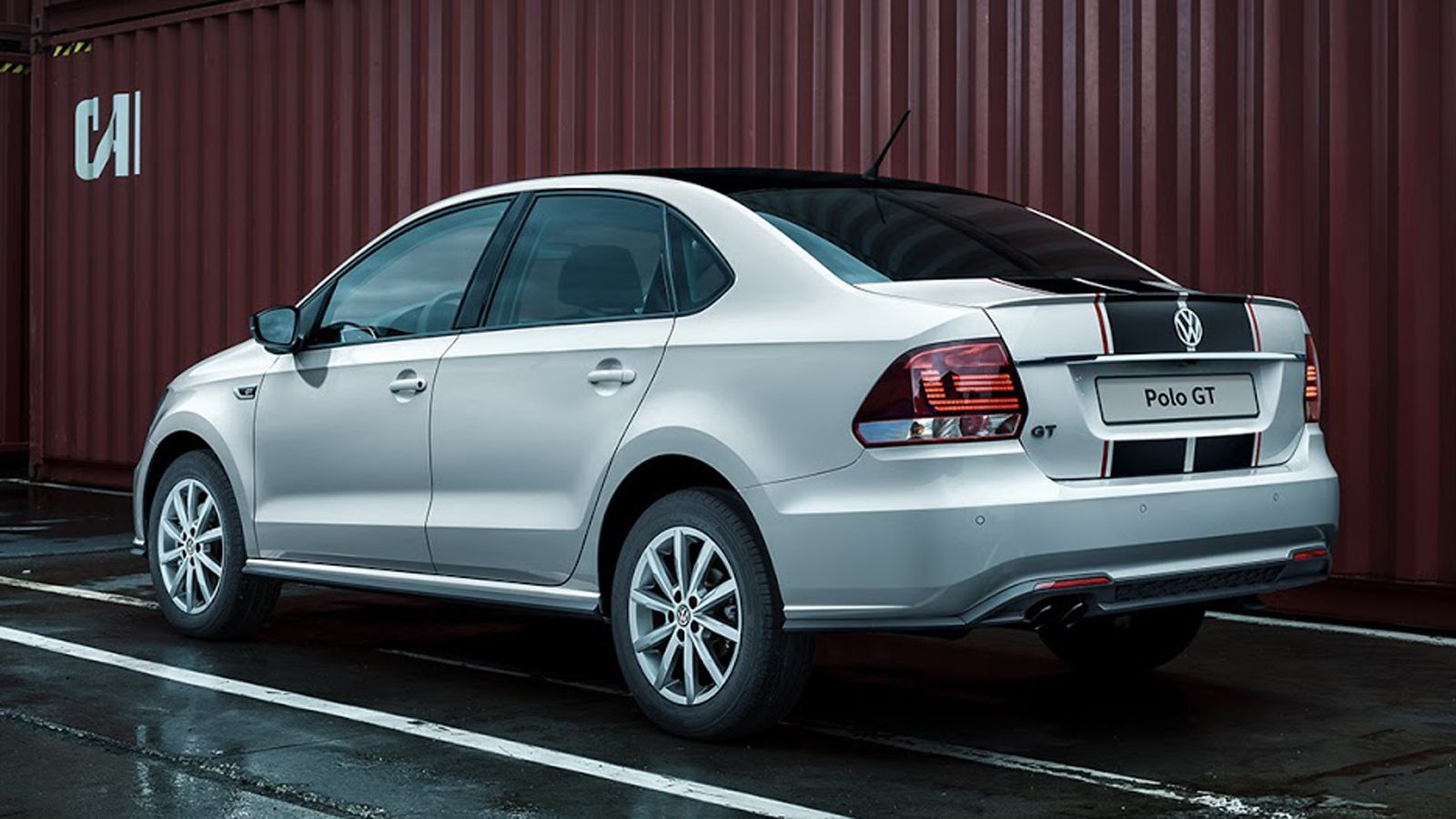 Οι πρώτοι 300 Ρώσοι που θα παραγγείλουν το Polo GT, θα μπορέσουν να το αποκτήσουν σε μια σπέσιαλ λευκή απόχρωση με μαύρες – κόκκινες αυτοκόλλητε