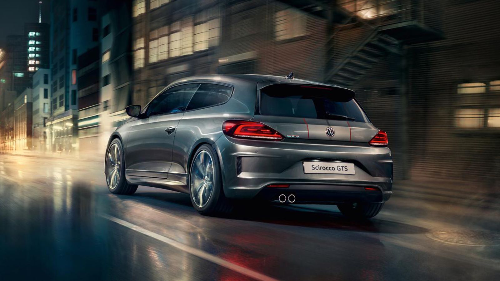 Το Scirocco GTS εξοπλίζεται με το αεροδυναμικό πακέτο του R-Line, διαθέτει μαύρους καθρέπτες και ξεχωρίζει με τις διακοσμητικές ρίγες σε καπό, οροφή κ