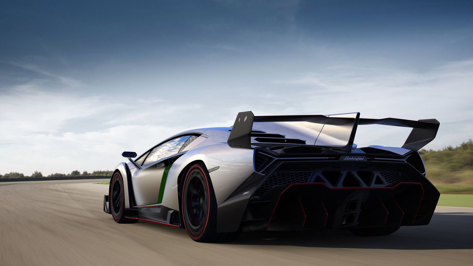 Η Veneno στηριζόταν στην Aventador και στην κλειστή της μορφή, κατασκευάστηκε σε τρία μόλις αντίτυπα. Είχε τιμή τότε 4 εκ. δολάρια (3,6 εκ. ευρώ) και 
