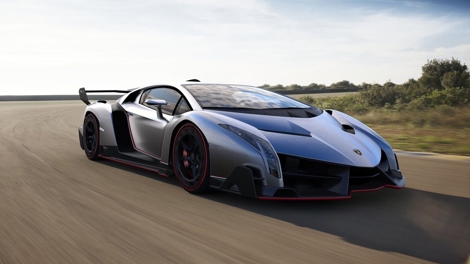 Πωλείται η πρώτη Lamborghini Veneno που φτιάχτηκε ποτέ, σε μία τιμή που μάλλον αποτελεί «ευκαιρία», καθώς ο κάτοχός της ζητάει «μόλις 7,9 εκ. δολάρια