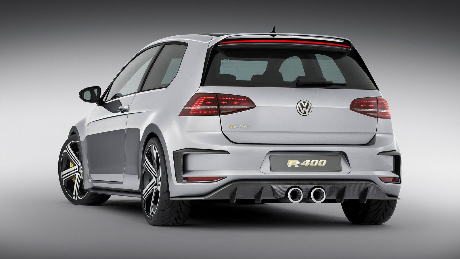 Το Golf R400 Concept με το 2.0 TSI μοτέρ των 400 ίππων, έκανε το 0-100 χλμ./ώρα σε 3,9 δλ. και είχε (περιορισμένη) τελική 280 χλμ./ώρα. Αντίστοιχες αν