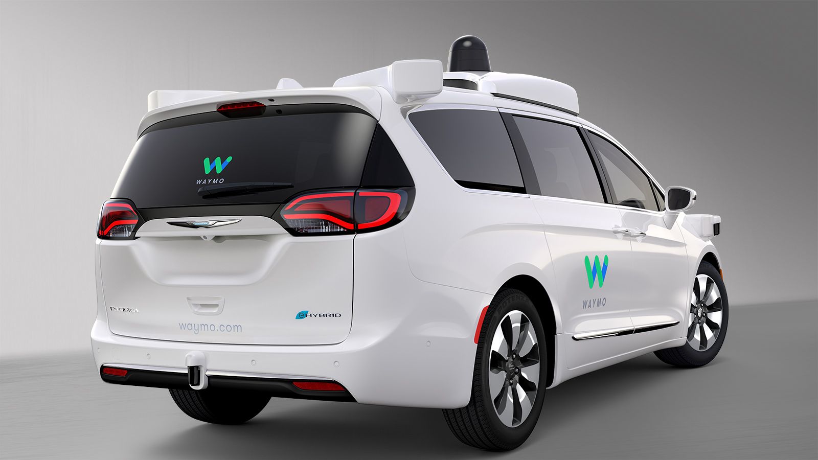 Οι μηχανικοί της FCA και της Waymo συνεργάστηκαν για να εξοπλίσουν το Chrysler Pacifica Hybrid με τεχνολογίες αυτόνομης οδήγησης. Το αυτοκίνητο δέχθηκ