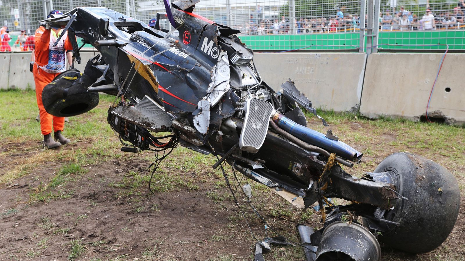 Ένα λάθος του Fernando Alonso στον 19ο γύρο, άλλαξε τη ροή του αγώνα. Ευτυχώς ο Ισπανός δεν έπαθε τίποτα, αν και όπως θα δείτε στο video, χαροπάλεψε&#