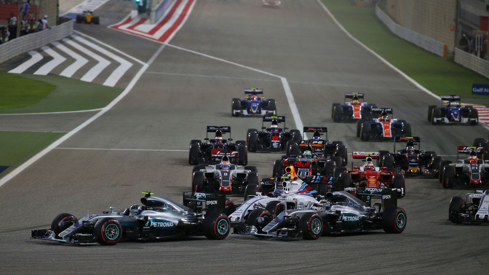 Ο Nico Rosberg εκμεταλλεύθηκε την «αναμπουμπούλα» και πήρε μια εύκολη νίκη στο Μπαχρέιν.
