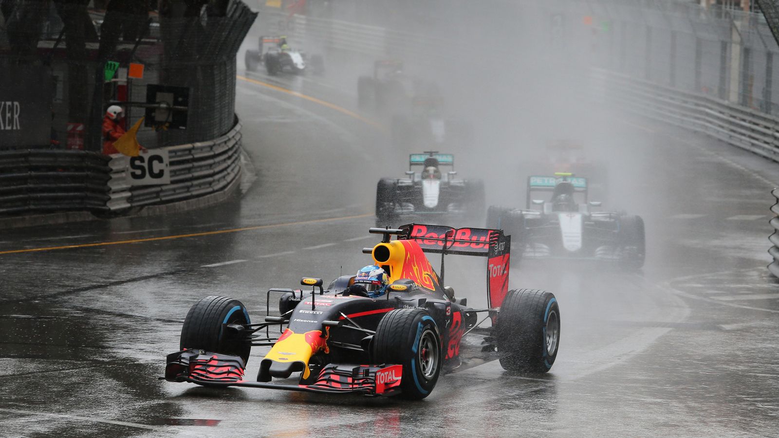 Μια «γκάφα» της ομάδας της Red Bull στοίχησε στον Daniel Ricciardo τη νίκη στο Μονακό.