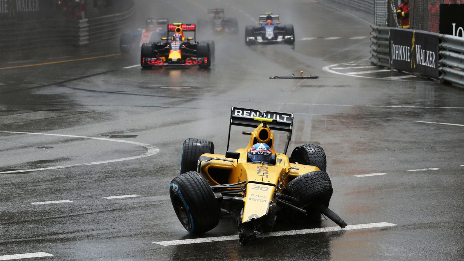 O Jolyon Palmer ήταν το πρώτο θύμα του Μονακό, καθώς έχασε τον έλεγχο της Renault στις άσπρες γραμμές της ευθείας του τερματισμού και κατέληξε στον το