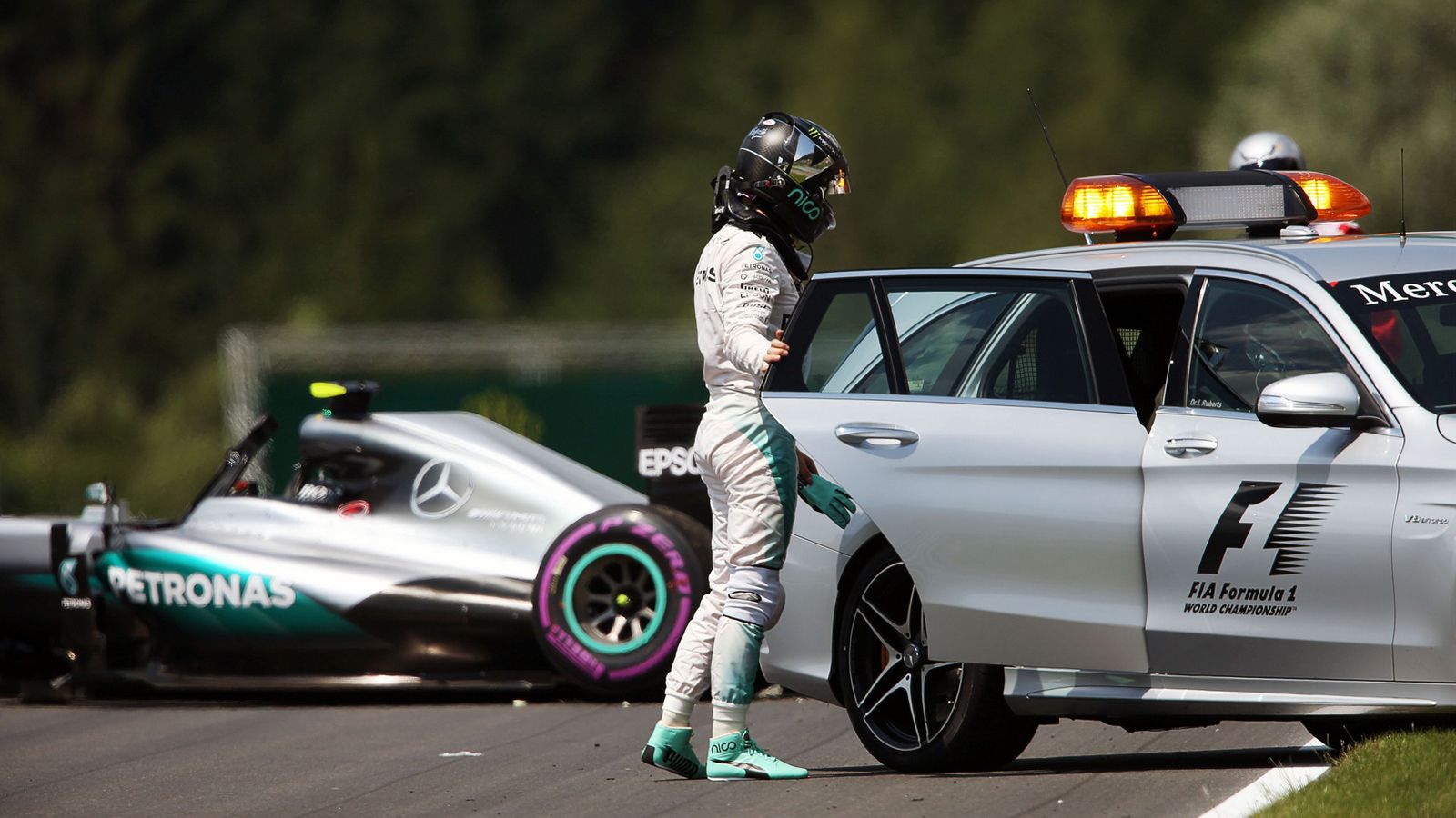 Ο Nico Rosberg –που τα τελευταία 2 χρόνια κερδίζει στο Spielberg- πήρε ποινή λόγω αλλαγής κιβωτίου που απαιτήθηκε, μετά το τρακάρισμα στη 2η στρ