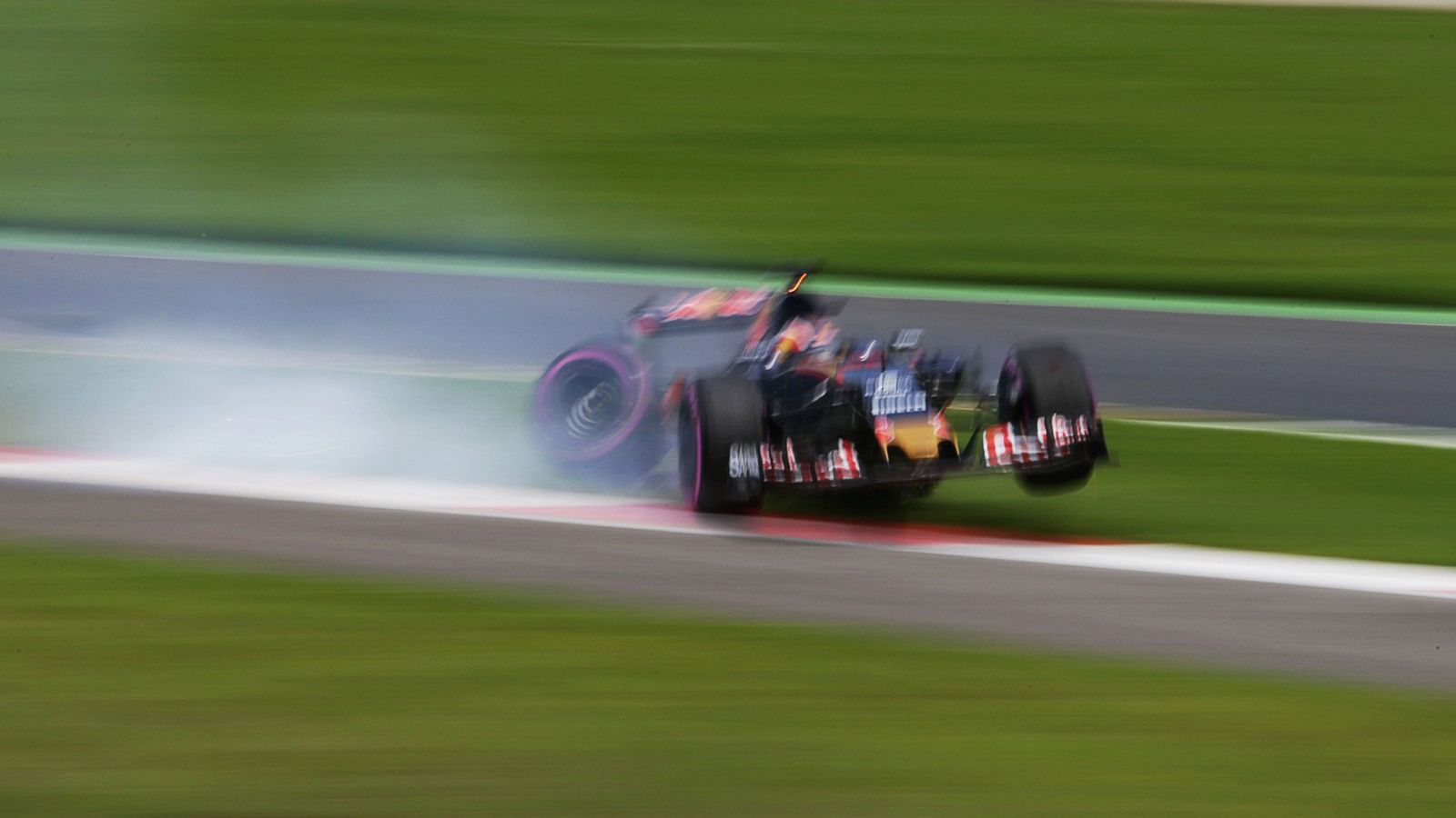 Η στιγμή στο Q1που η Toro Rosso του Daniil Kvyat εμφανίζει προβλήματα με την ανάρτηση και συγκρούεται με τον τοίχο.
