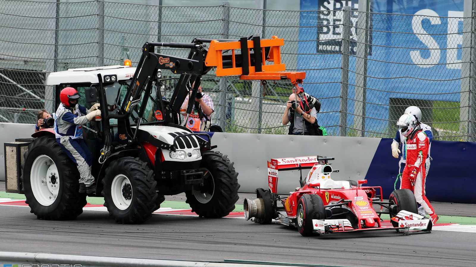 Ο Sebastian Vettel εγκατέλειψε στον 26ο γύρο, όταν εξερράγη το πίσω ελαστικό της Ferrari SF16-Η.