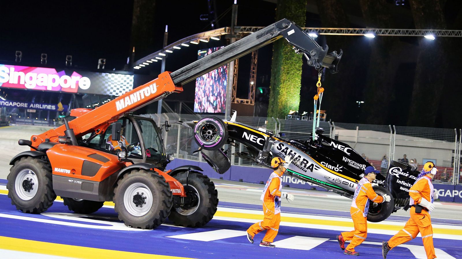 Ο γερανός παίρνει το μονοθέσιο του Nico Hulkenberg, το οποίο συγκρούστηκε στον 1ο γύρο με αυτό του Valtteri Bottas. Ο Jenson Button ενεπλάκη στο ίδιο 