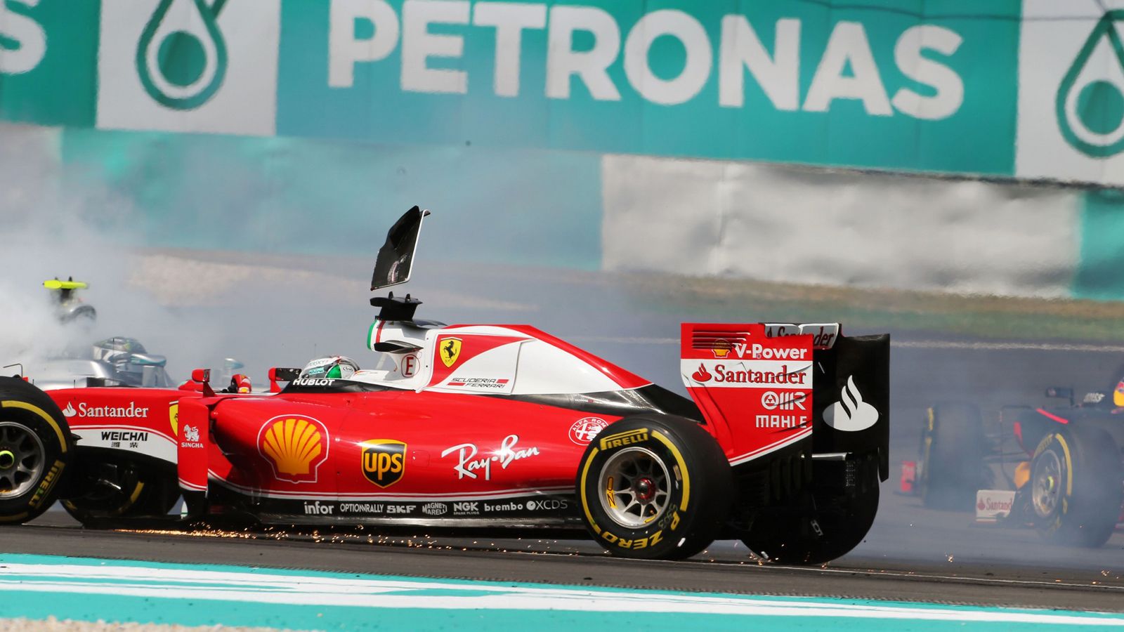 Στην 1η στροφή, ο Sebastian Vettel ξέμεινε από χώρο όταν «βούτηξε» στο εσωτερικό για να περάσει τον Verstappen. Τέλος του αγώνα για τον Vettel λόγω τη
