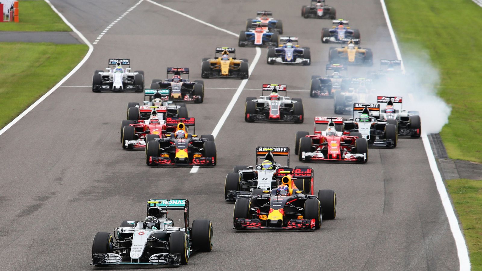 Ο Rosberg, έχοντας την ασφάλεια της pole, ήξερε από την αρχή πως είχε κερδίσει τον αγώνα, καθώς το λάθος του Hamilton στην εκκίνηση, τον έριξε από την