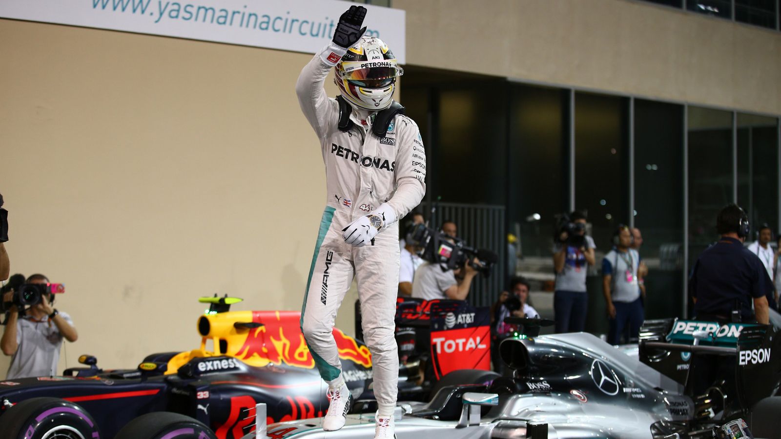Πανηγυρίζει ο Lewis Hamilton, αλλά μέσα του ξέρει πως αύριο ουσιαστικά ψάχνει ένα θαύμα, ή για την ακρίβεια να στραβώσει ο αγώνας για τον Nico Rosberg