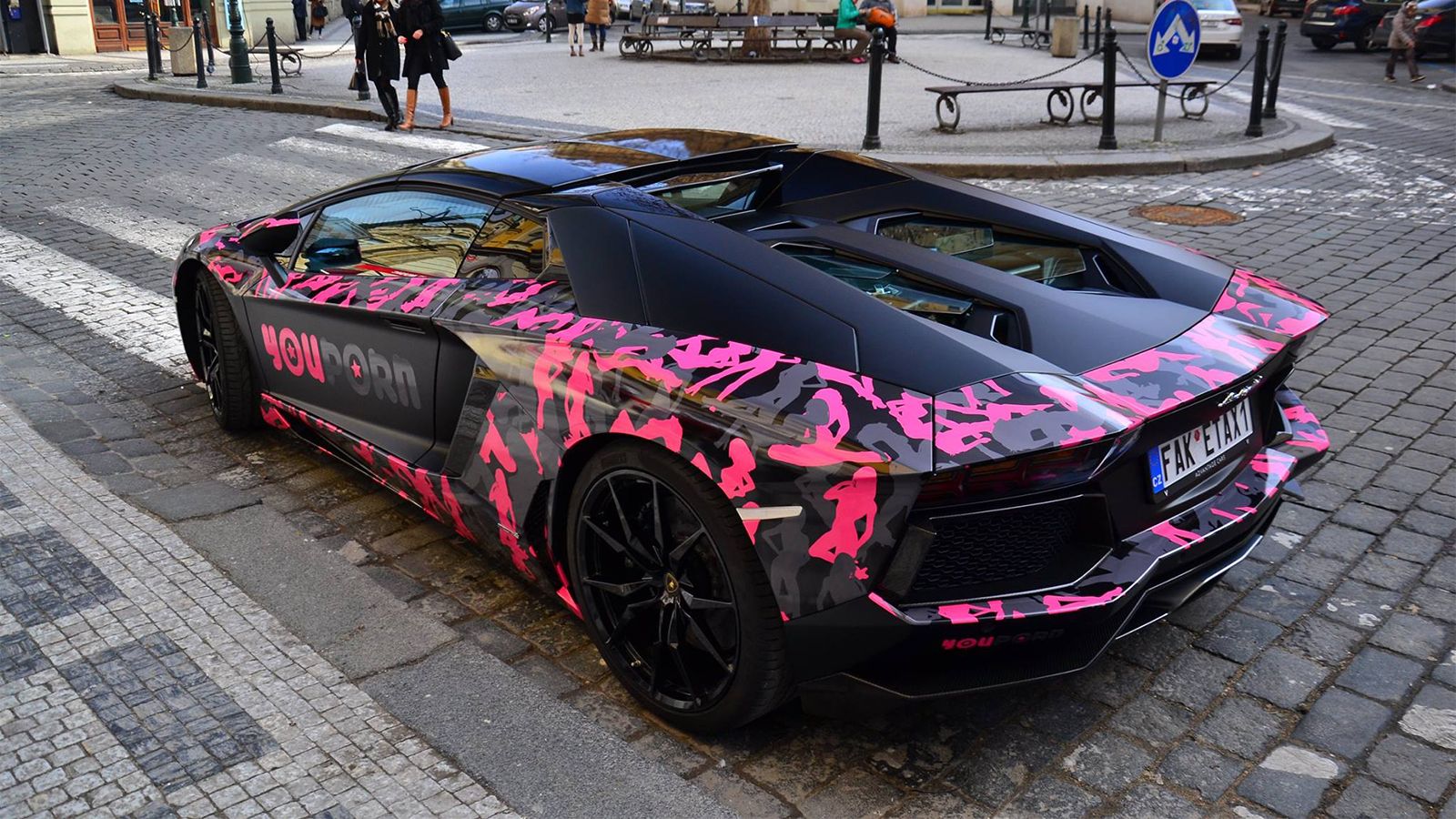 Διάφορες προκλητικές πόζες σε αποχρώσεις του ροζ κοσμούν το σώμα της Avantador.