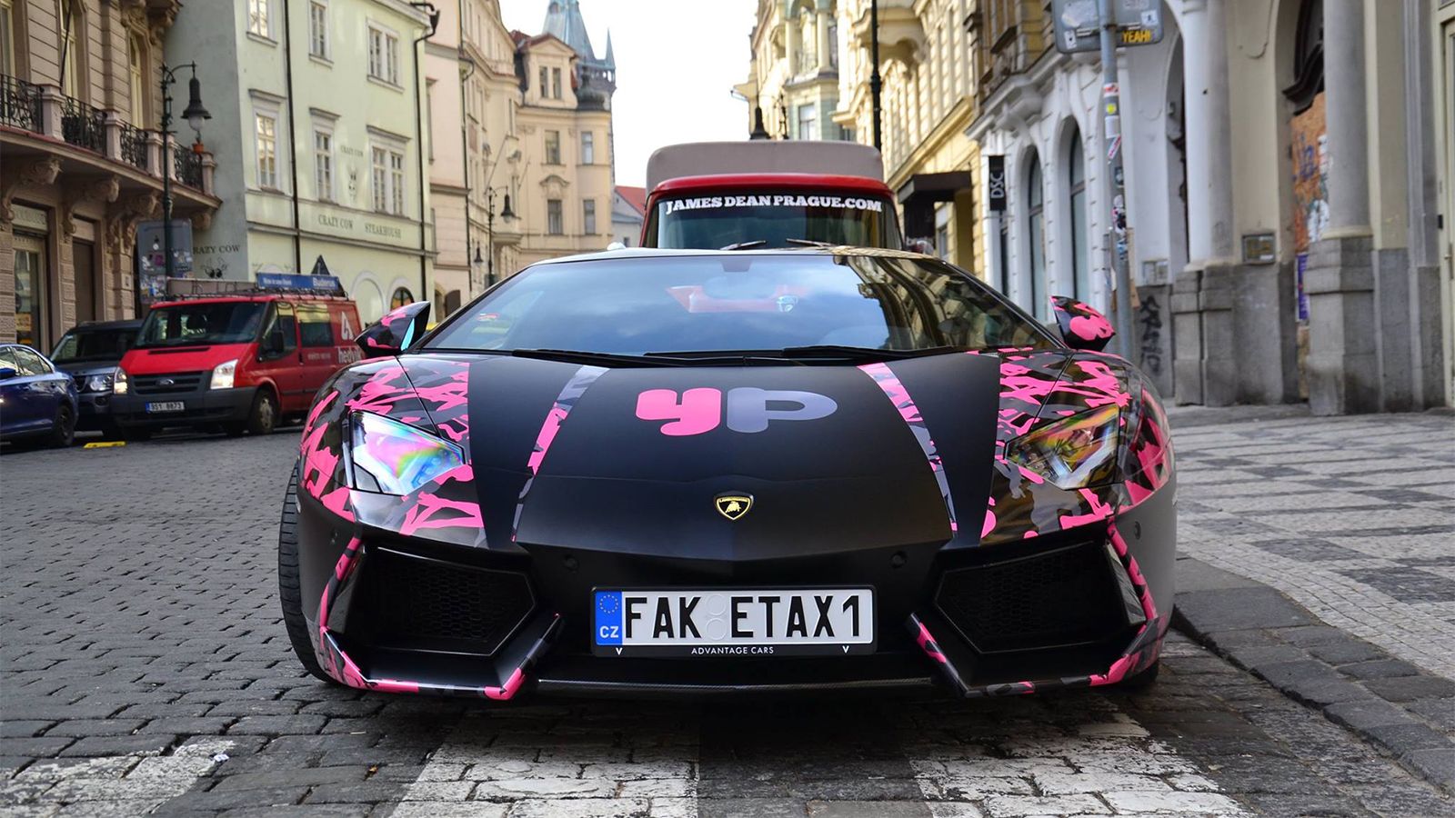 Η πινακίδα «Faketaxi» και το λογότυπο YP στο καπό μας προϊδεάζει για την συνέχεια.