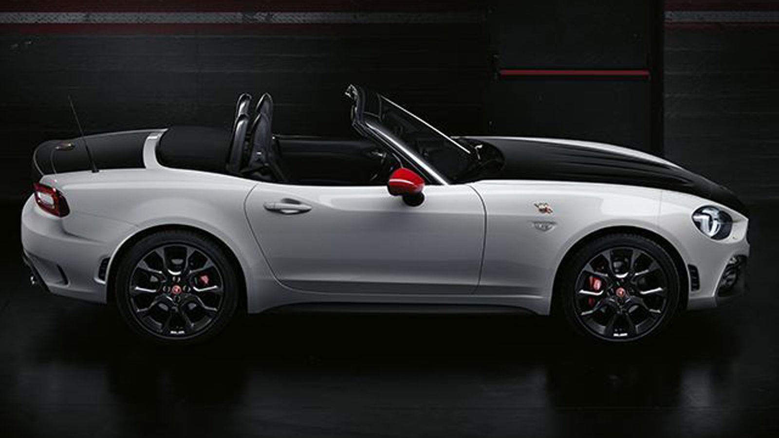 Το Abarth 124 Spider παρουσιάστηκε στην έκθεση της Γενεύης και το εμπορικό ντεμπούτο του θα γίνει τον προσεχή Σεπτέμβριο.