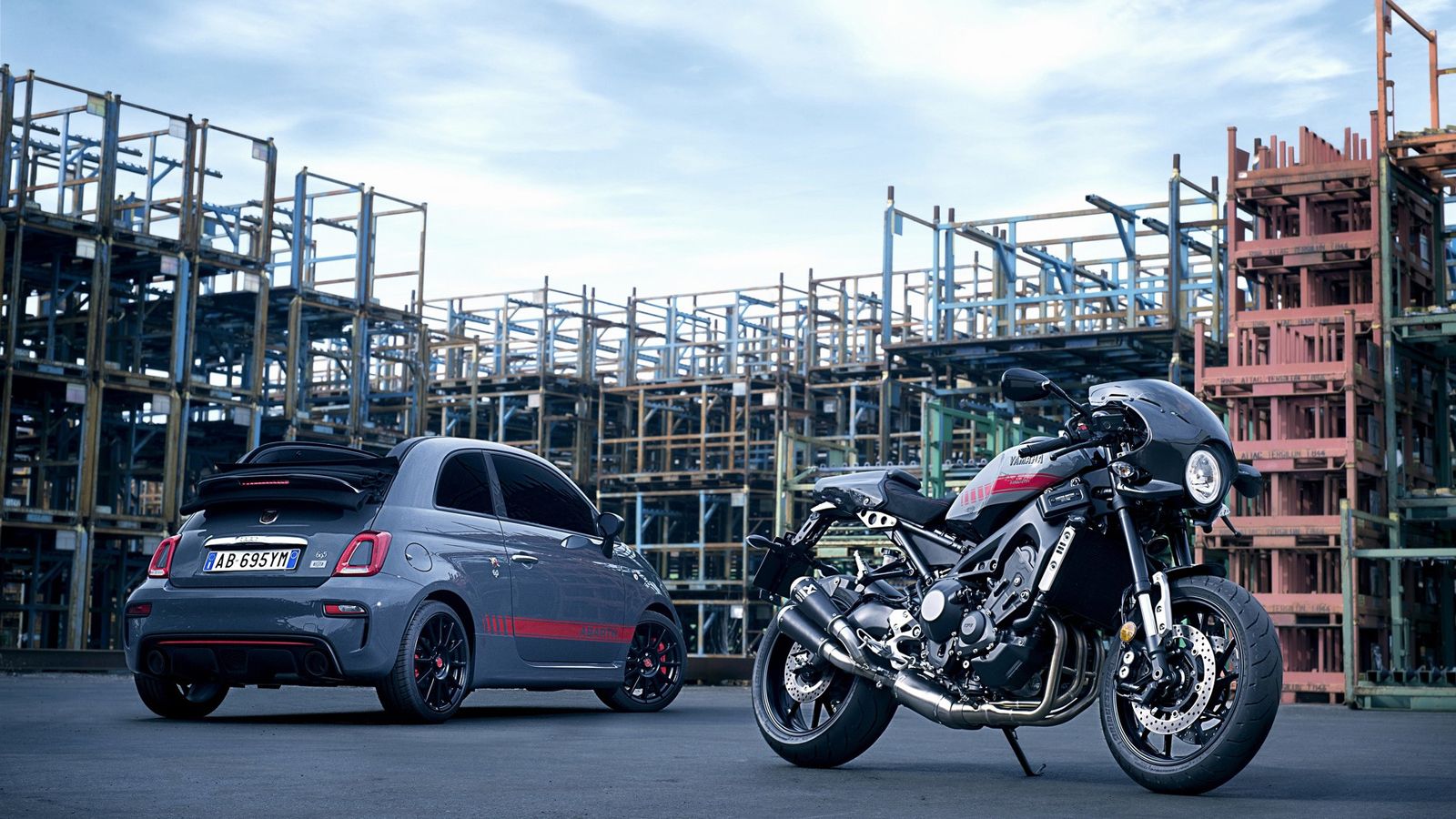 Όπως και η XSR900, έτσι και το Abarth 695C Tributo XSR είναι ντυμένο στα γκρι με κόκκινες λεπτομέρειες, ενώ η εξάτμιση της Akrapovic είναι ακόμα ένα κ