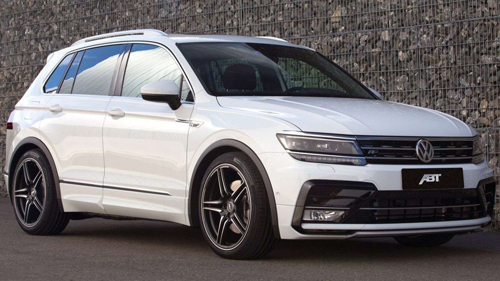 Η ABT Sportsline μας παρουσιάζει τη δική της εκδοχή στο νέο Volkswagen Tiguan, προσφέροντας προτάσεις για όλους του κινητήρες του μοντέλου και δίνοντα