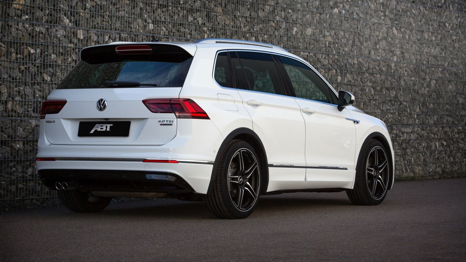 Μαζί με το «πείραγμα» των κινητήρων του VW Tiguan, στην ΑΒΤ έβαλαν και νέα ελατήρια, που μειώνουν την απόσταση του SUV από το έδαφος, κατά 30 χλστ. 