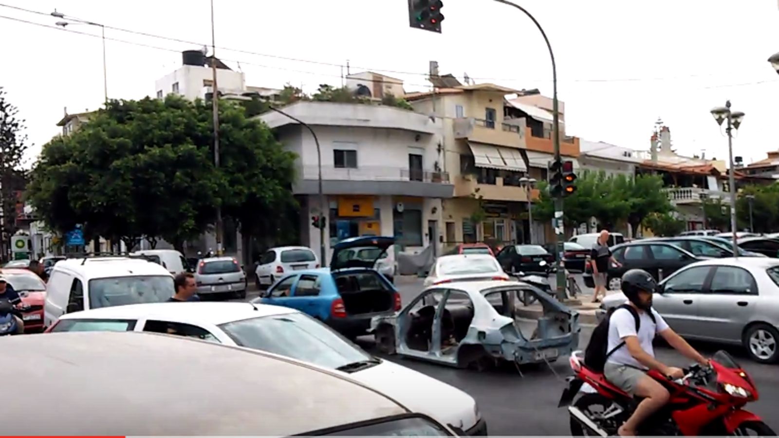 Ναι... Το είδαμε και αυτό στην Ελλάδα. Αυτοκίνητο να σέρνει σε δημόσιο δρόμο σασί άλλου αυτοκινήτου!