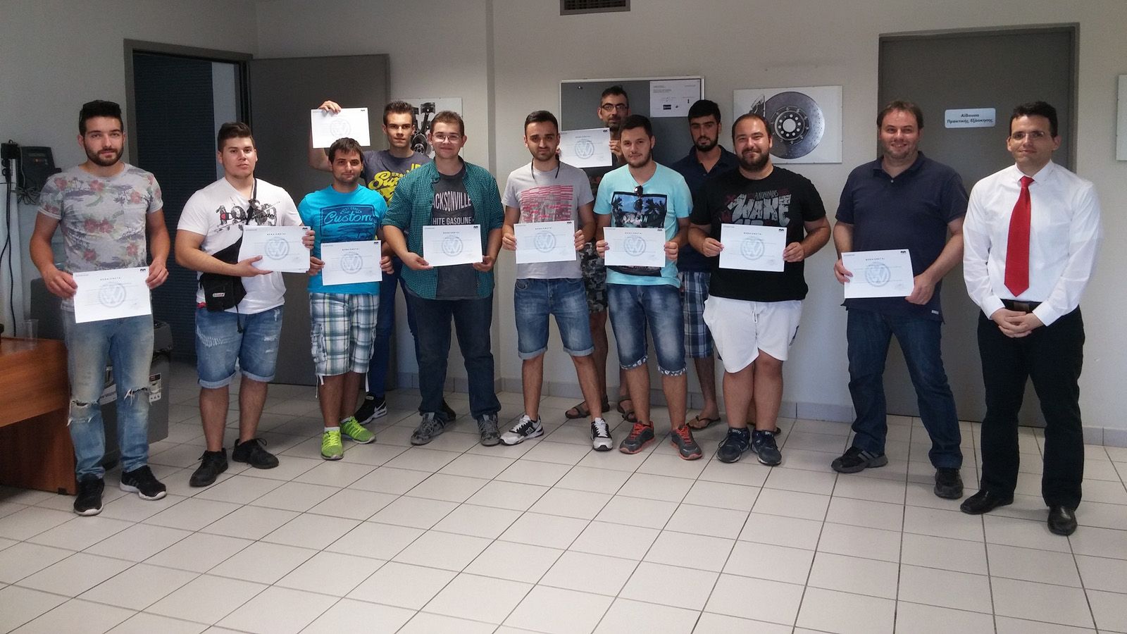 Οι μαθητές του ΙΕΚ ΑΚΜΗ μαζί με τον Τεχνικό Εκπαιδευτή της Kosmocar κύριο Λουκά Μπαφατάκη (πρώτος από δεξιά) ο οποίος ηγήθηκε των σεμιναρίων μαζί με τ