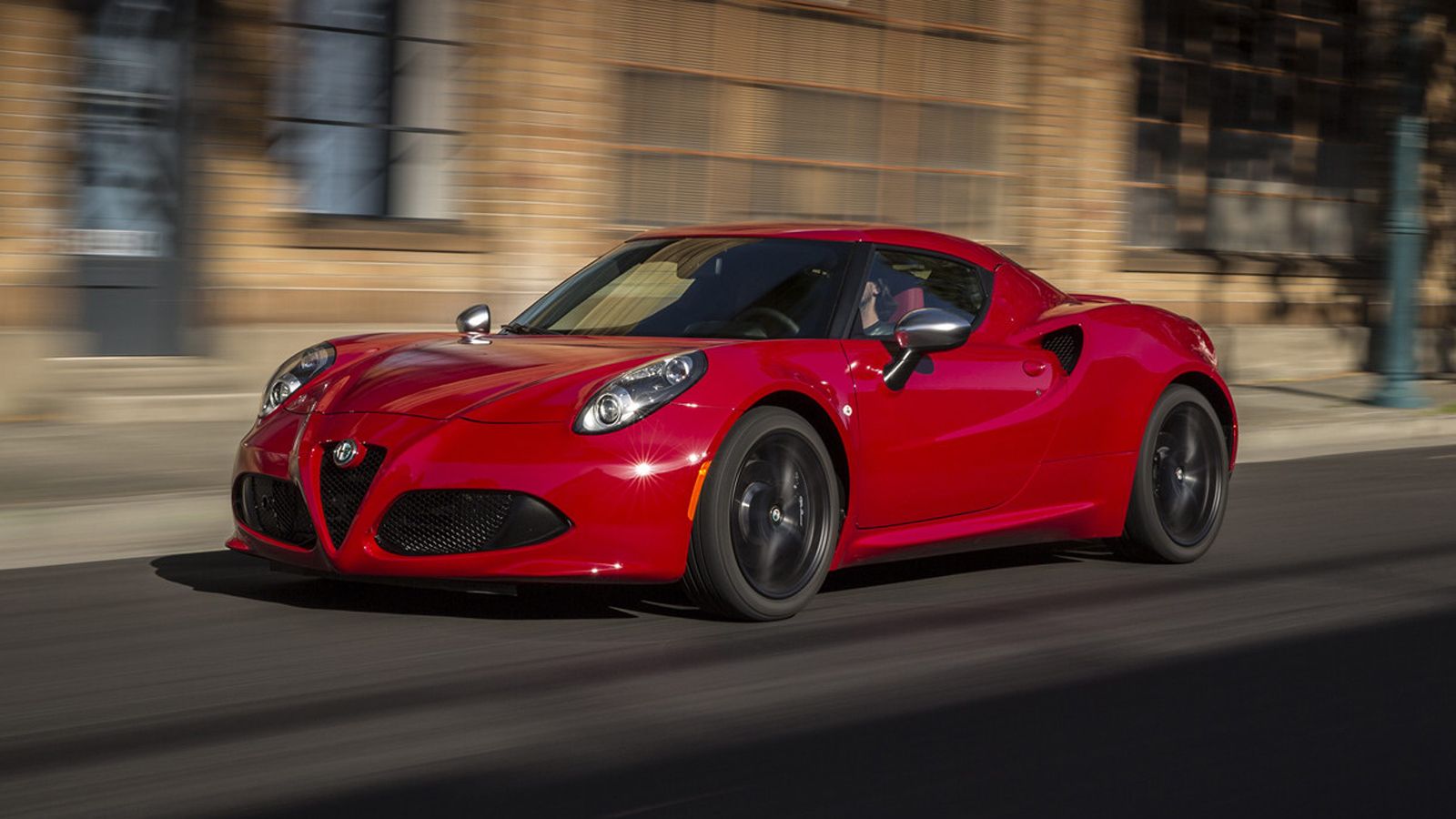 Φανταστείτε μια Brera (στη φωτό η 4C) με twin-turbo V6 κινητήρα 2,9 λίτρων, που όχι μόνο διαθέτει 510 ίππους, αλλά έχει γίνει και με τη βοήθεια της Fe