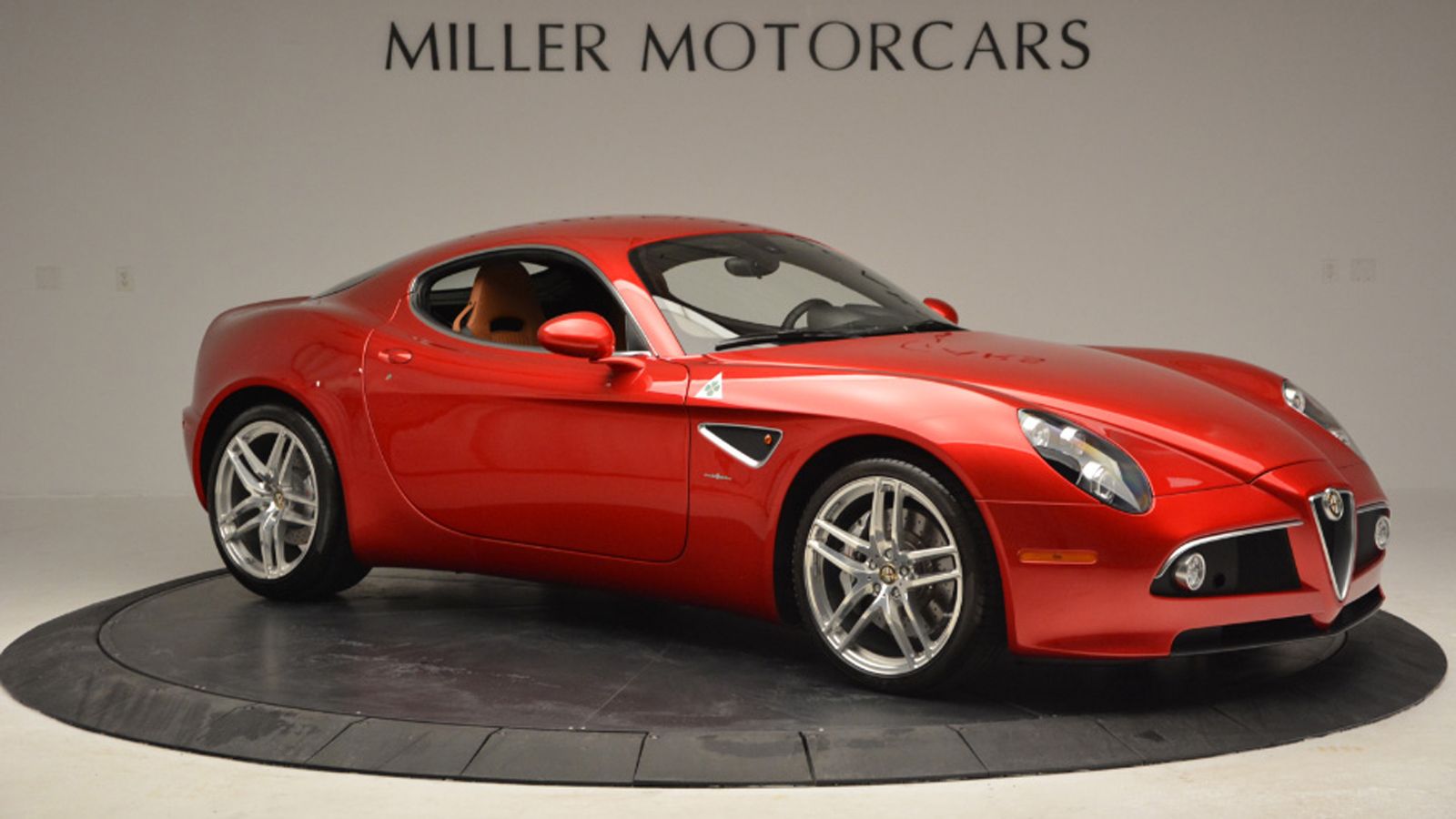 Η 8C μοιάζει σαν να έχει μόλις βγει από το εργοστάσιο, με το λαμπερό κόκκινο Rosso Competizione χρώμα της.